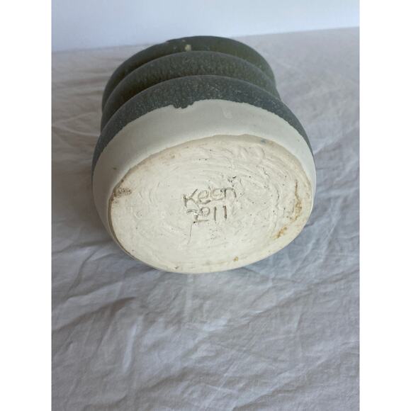 Handcrafted sage green matte glazed ceramic vase art pottery 6 in 16cm high - Picture 4 of 7